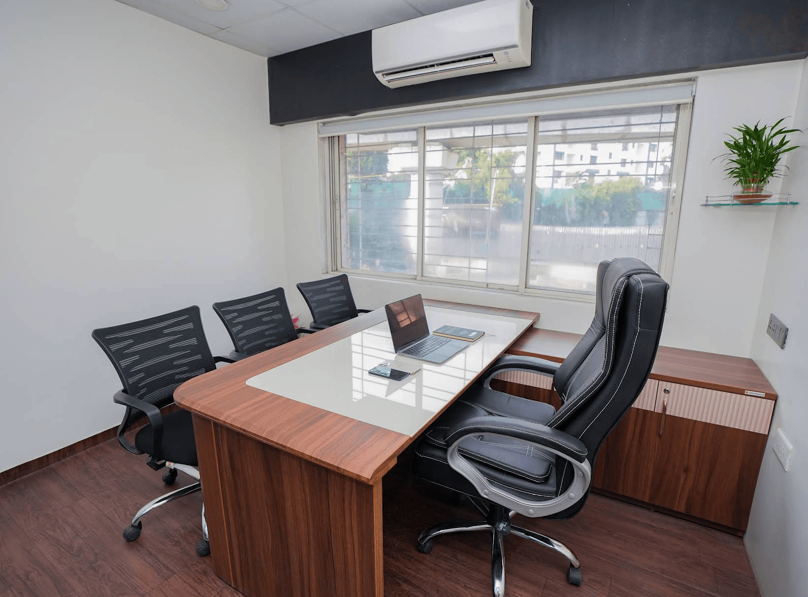 11Cowork, Baner
